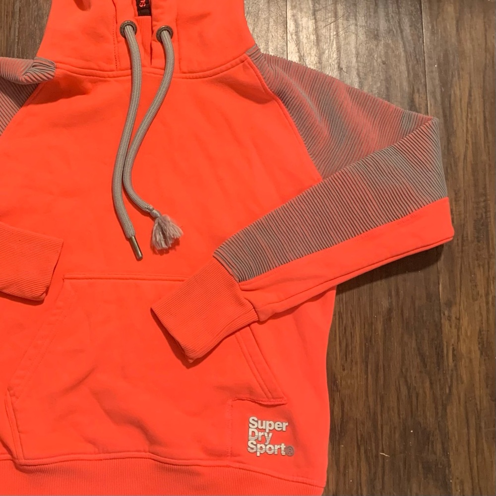 Superdry Sport women’s textured sleeve hoodie. Size Medium. Bright pink